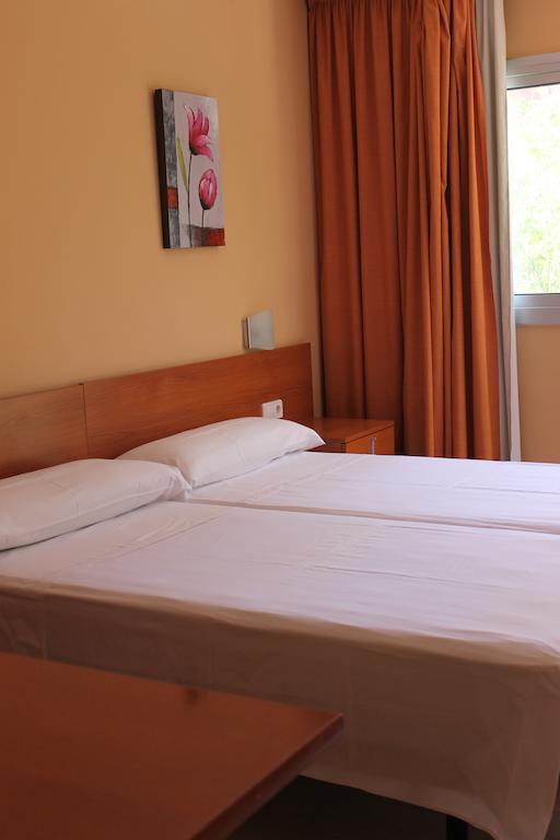 Hostal Cal Siles Эль-Прат-де-Льобрегат Экстерьер фото