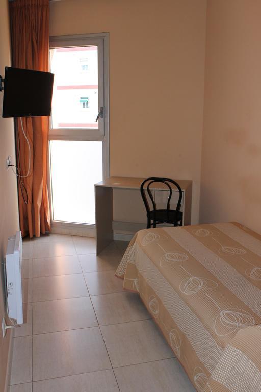 Hostal Cal Siles Эль-Прат-де-Льобрегат Экстерьер фото
