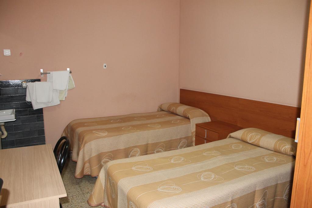 Hostal Cal Siles Эль-Прат-де-Льобрегат Экстерьер фото