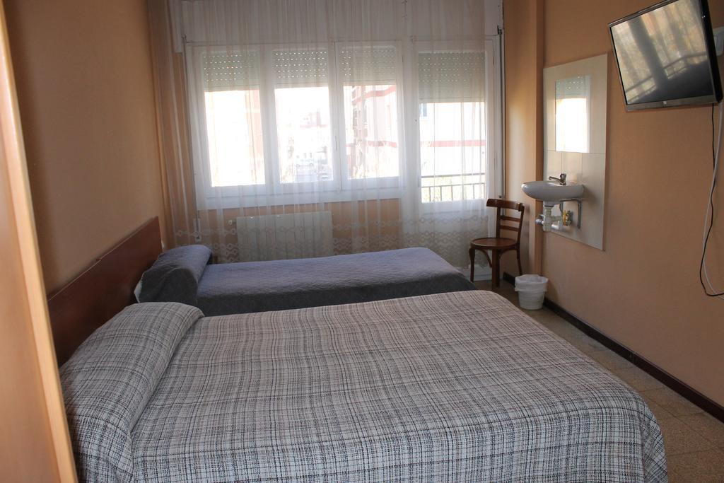 Hostal Cal Siles Эль-Прат-де-Льобрегат Экстерьер фото