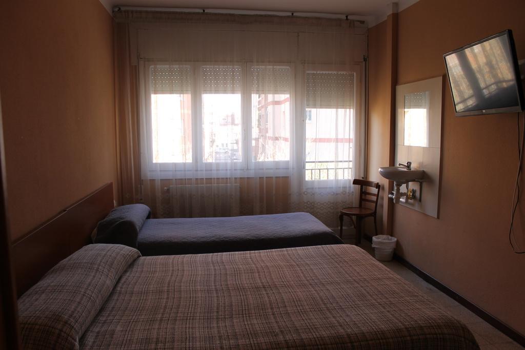 Hostal Cal Siles Эль-Прат-де-Льобрегат Экстерьер фото