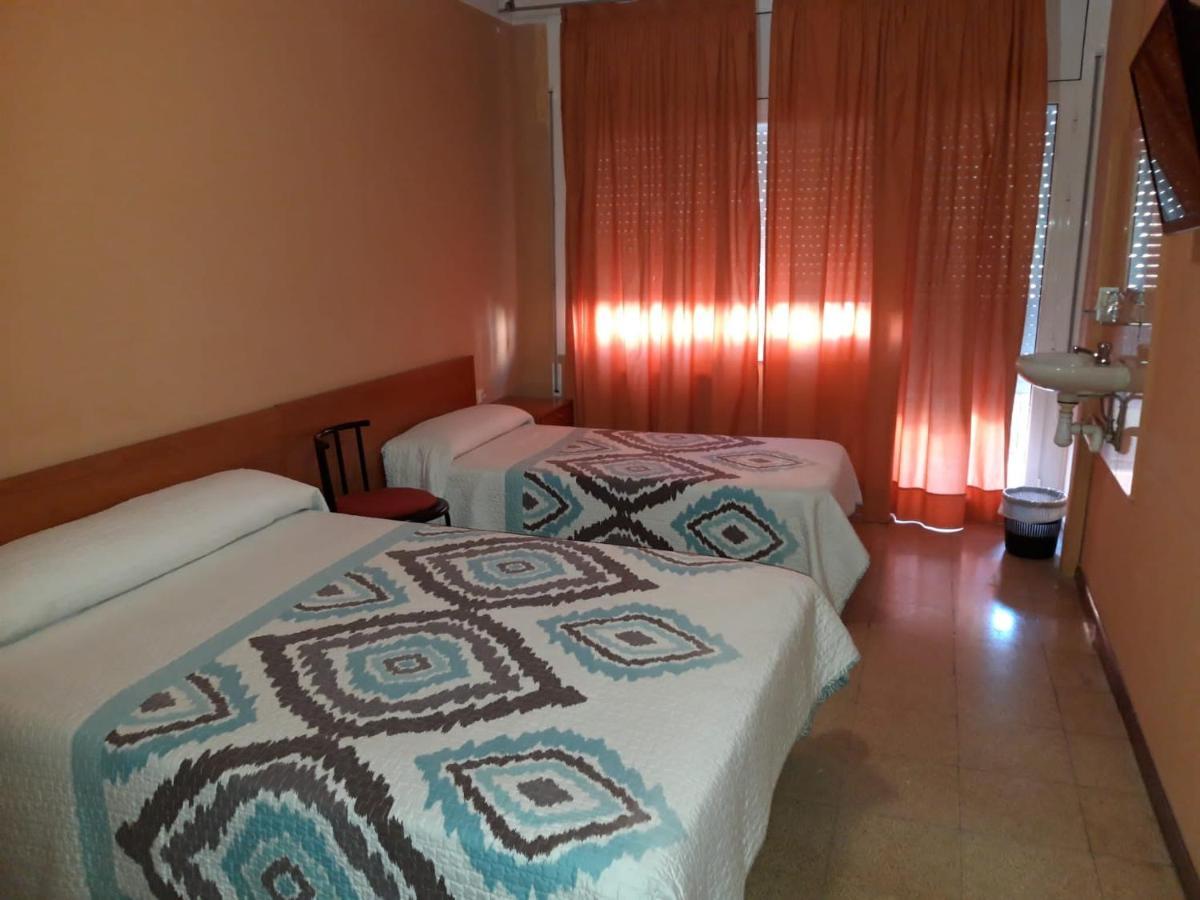 Hostal Cal Siles Эль-Прат-де-Льобрегат Экстерьер фото